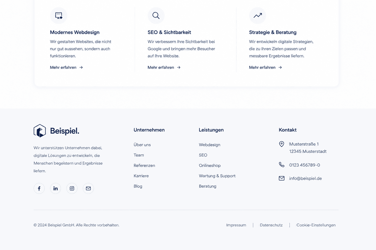 Website-Footer mit weiterführenden Links und Kontaktinformationen